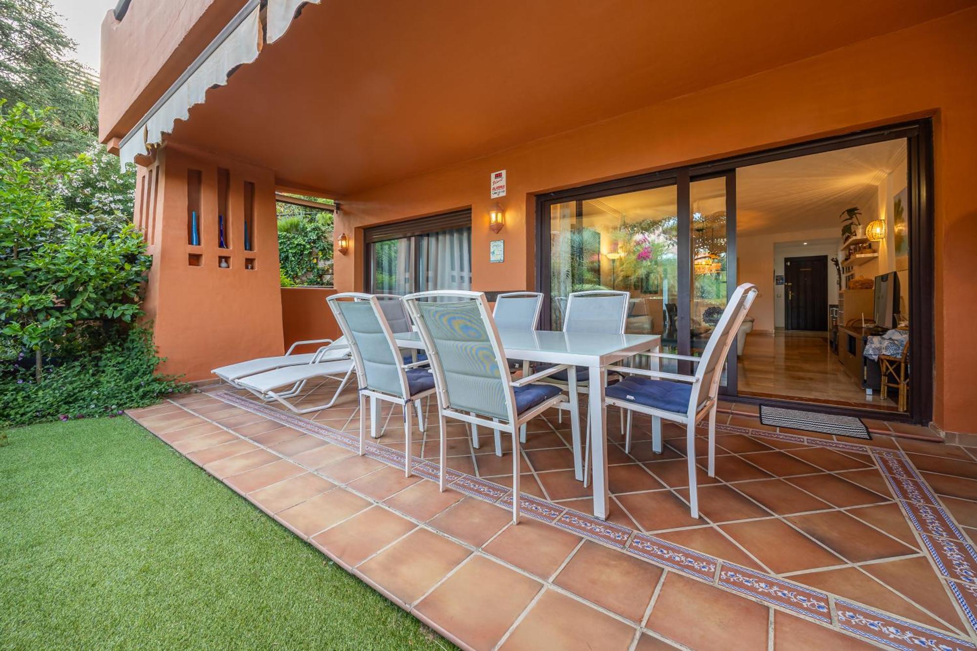 Apartment Bougainvillea Retreat, Espacioso Terraza & Parking Estepona