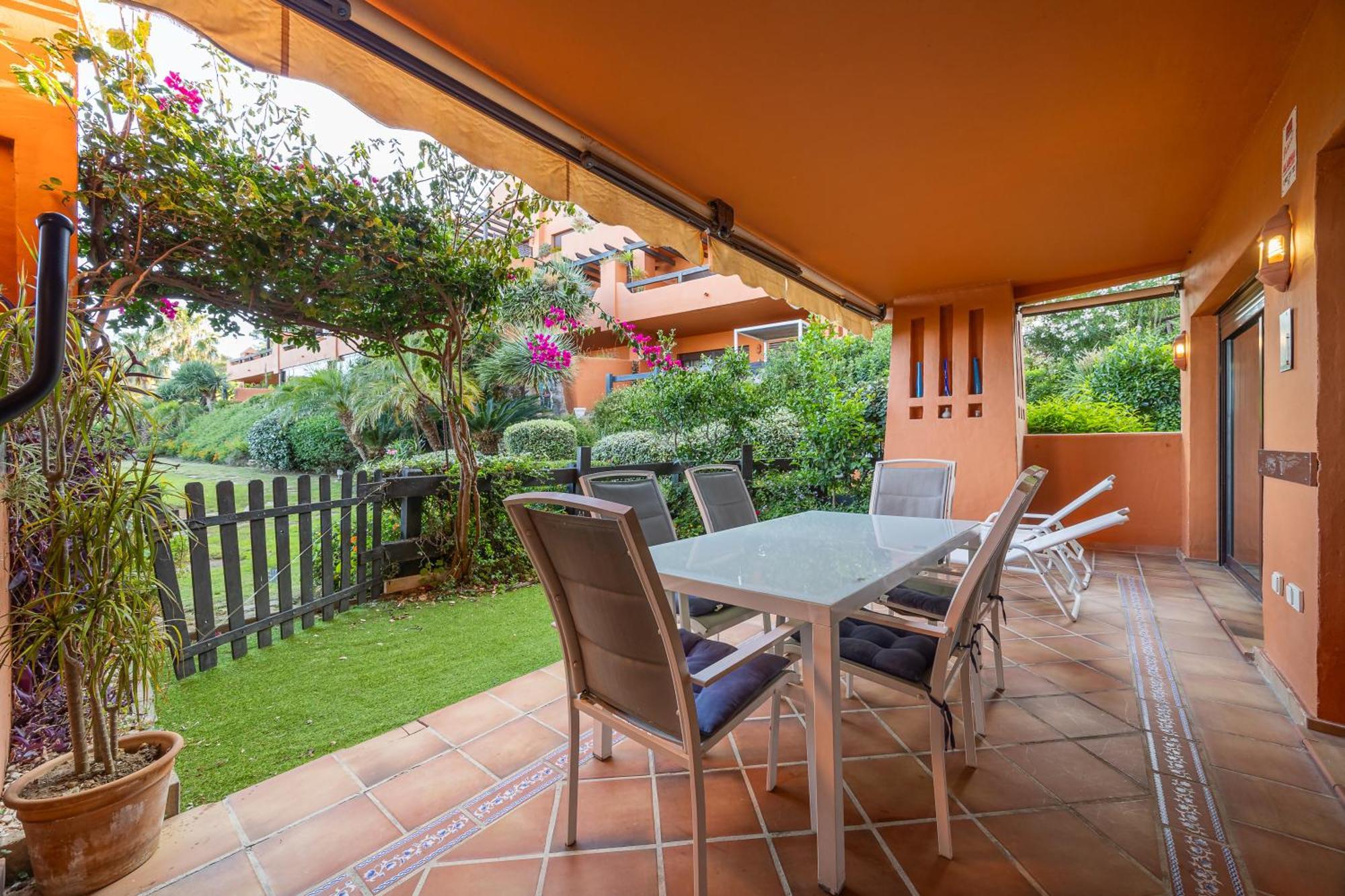 Bougainvillea Retreat, Espacioso Terraza & Parking * Estepona