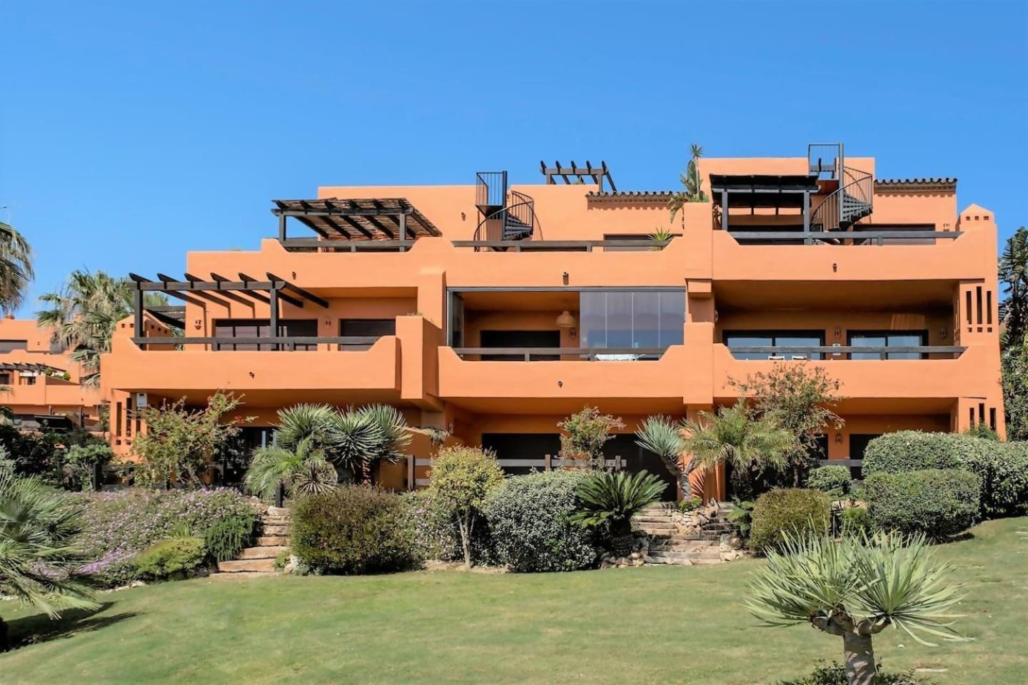 Bougainvillea Retreat, Espacioso Terraza & Parking Apartment Estepona