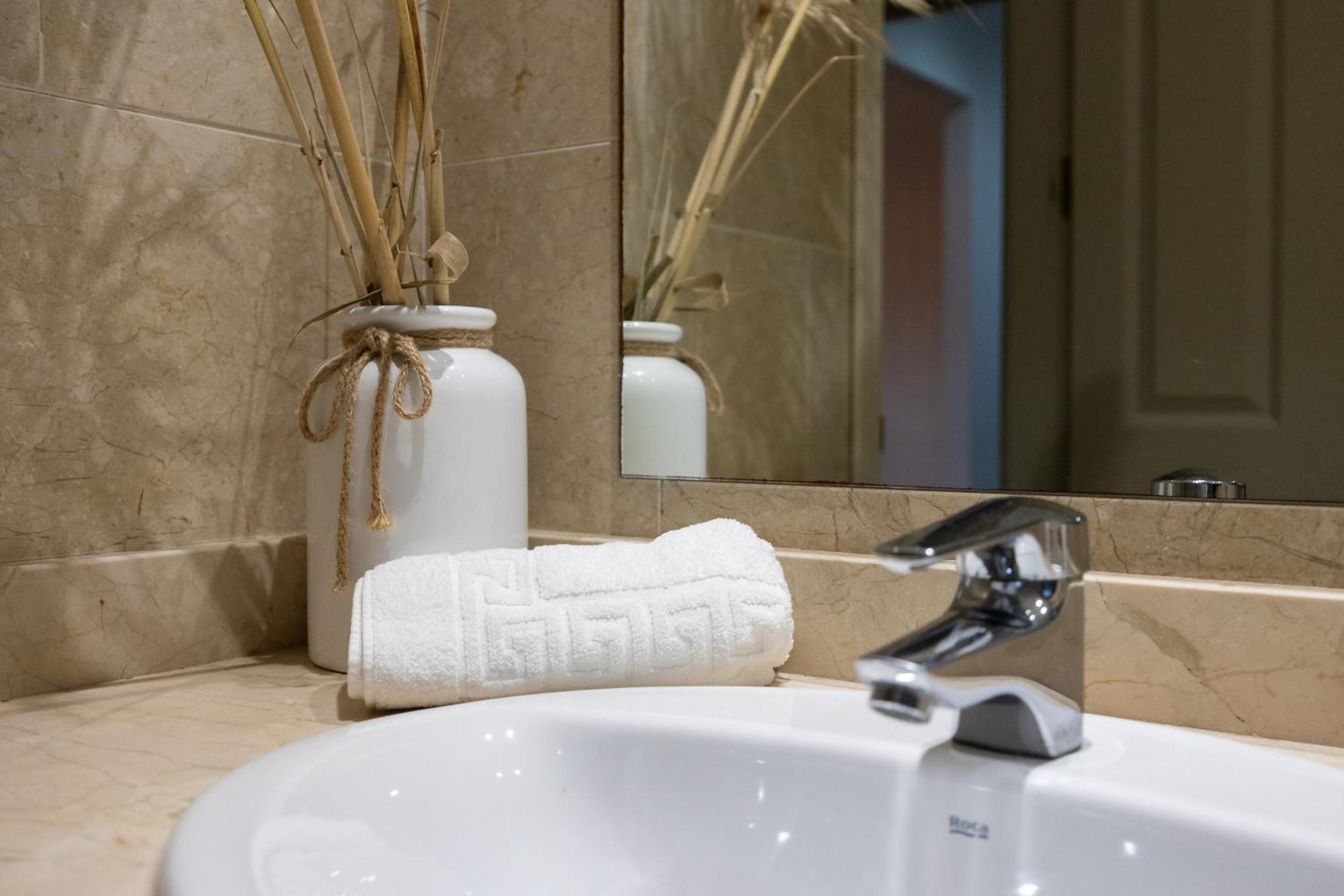 Bougainvillea Retreat, Espacioso Terraza & Parking Estepona