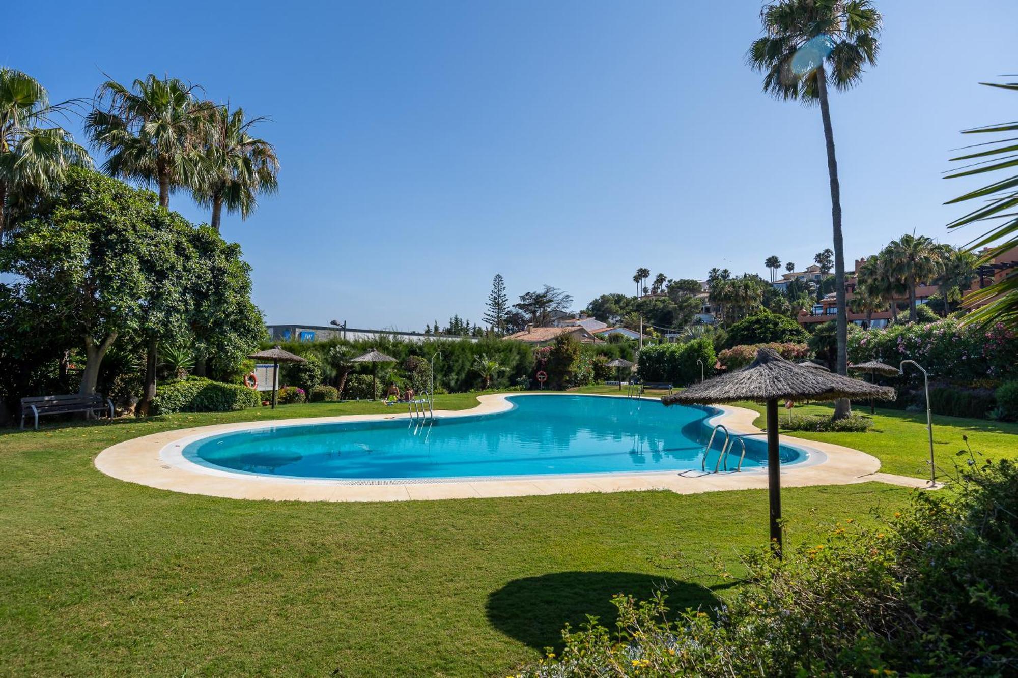 Bougainvillea Retreat, Espacioso Terraza & Parking Apartment