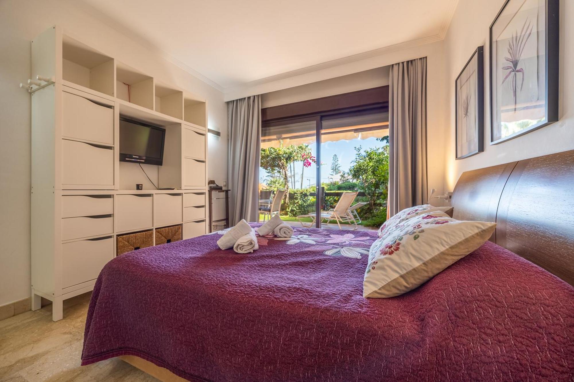 Bougainvillea Retreat, Espacioso Terraza & Parking * Estepona