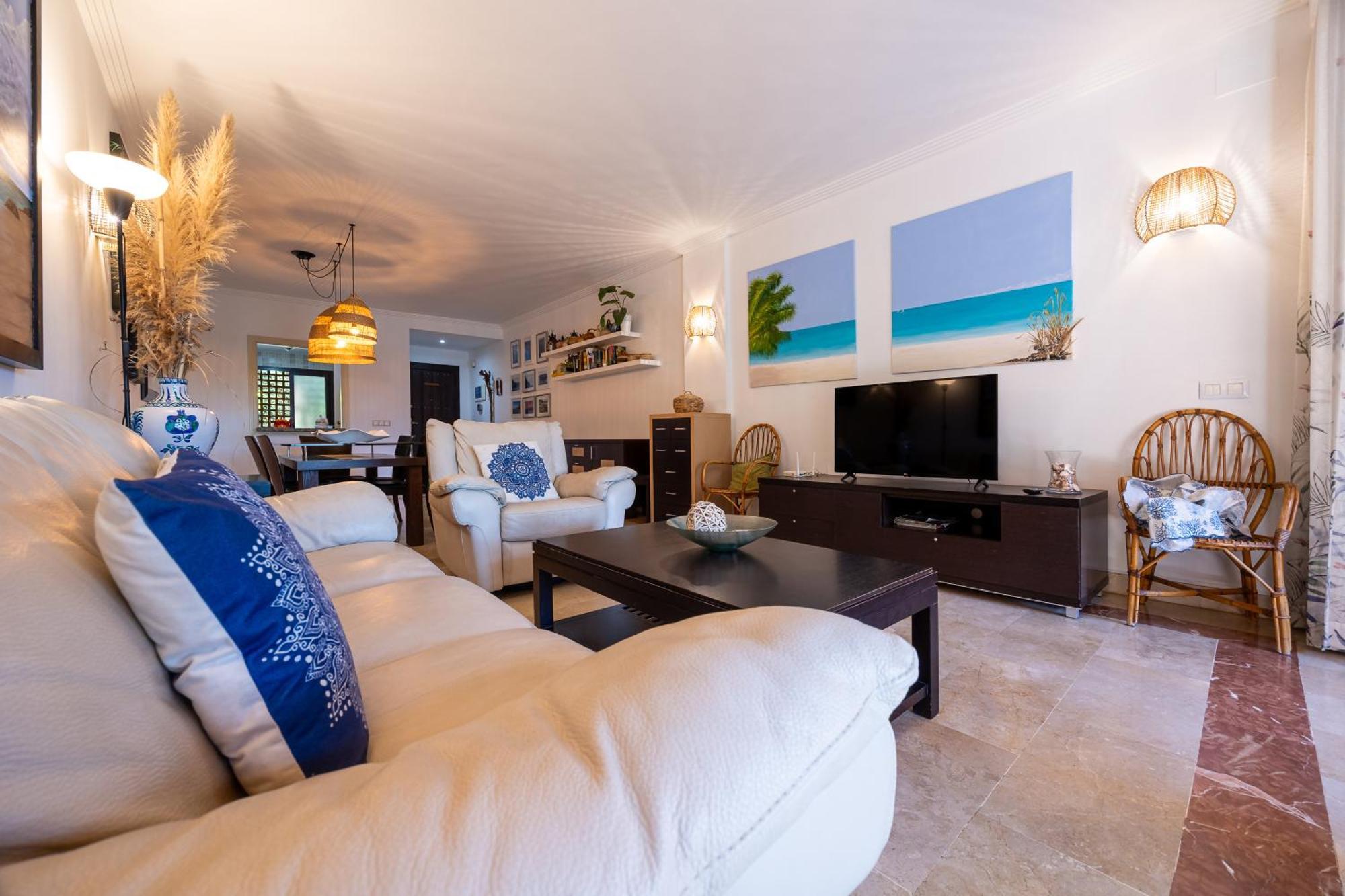 Bougainvillea Retreat, Espacioso Terraza & Parking