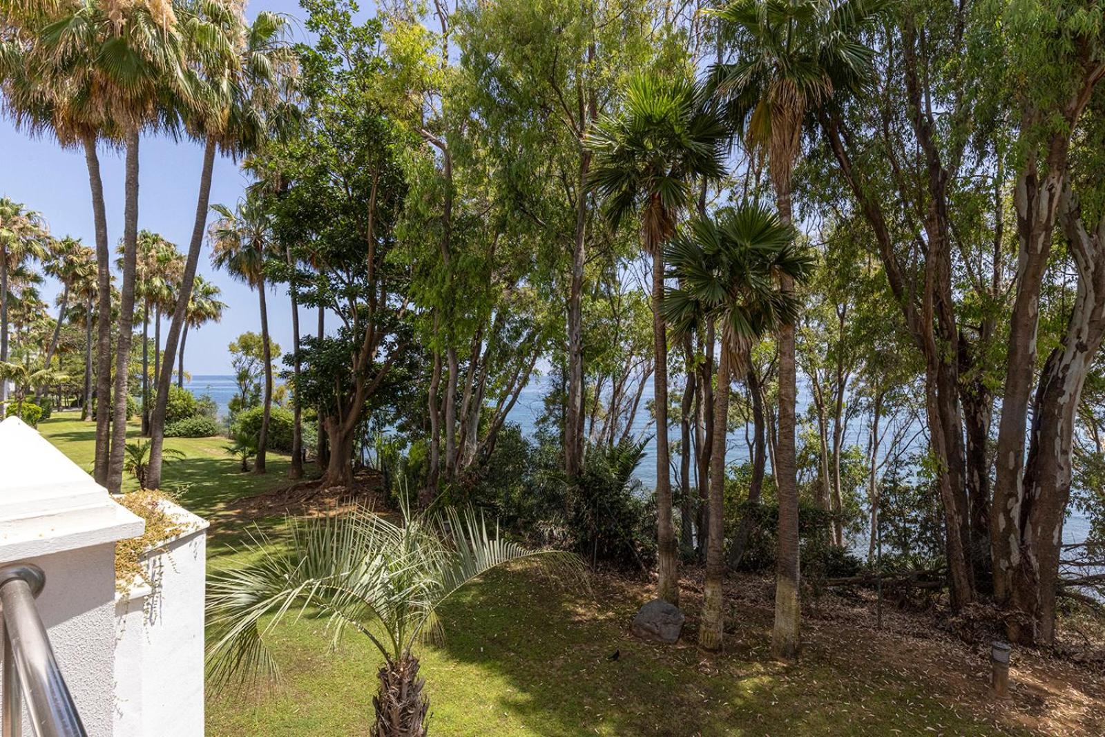 Astro Renovated & Seaview Apartment Estepona