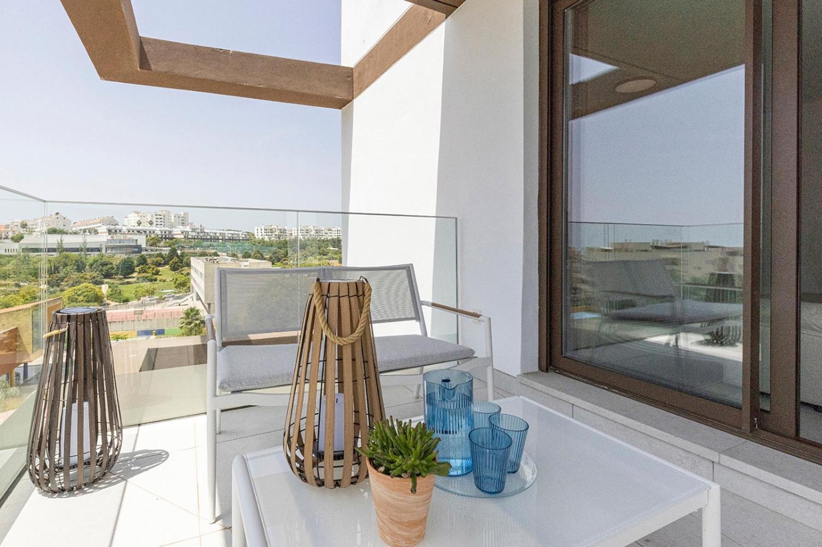 Mesas Modern With Pool In Apartment