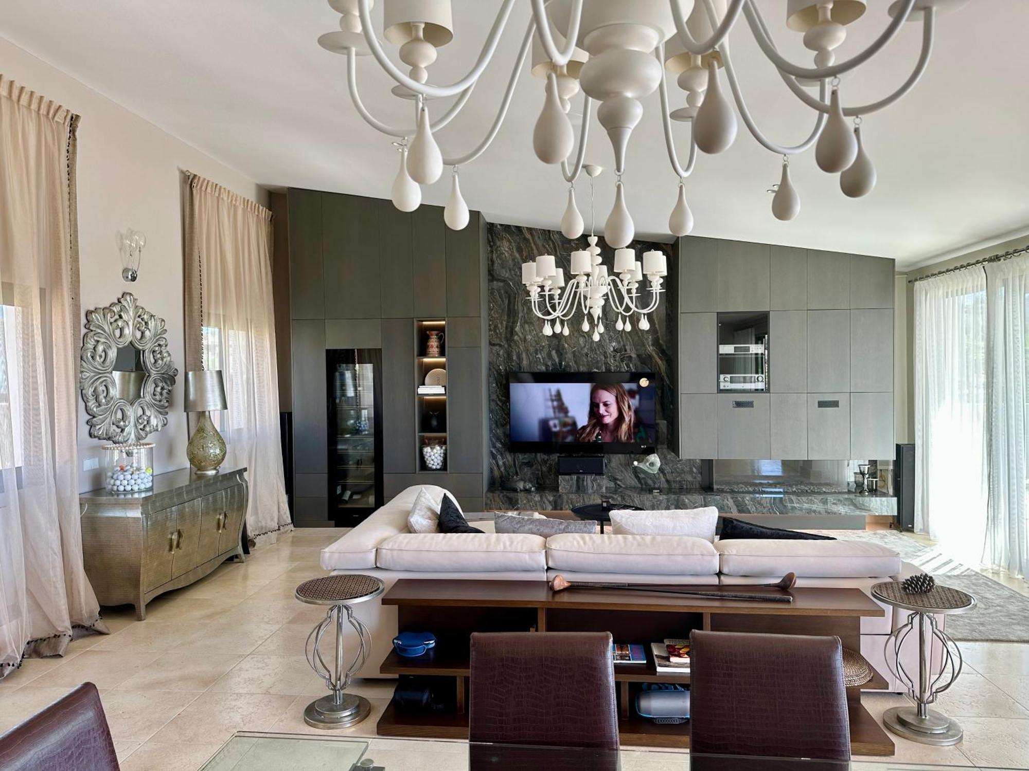 Luxurious Penthouse With Spectacular Panoramic Views *