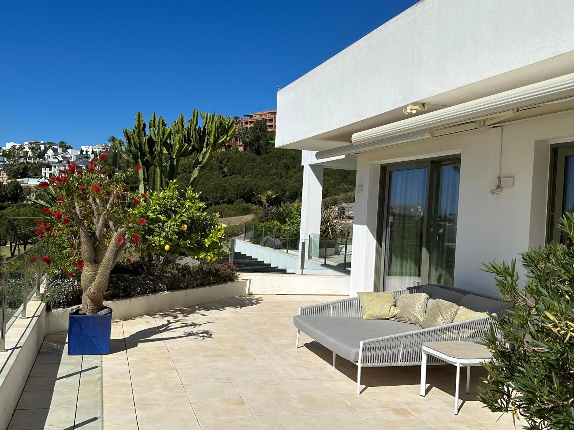 Luxurious Penthouse With Spectacular Panoramic Views Apartment