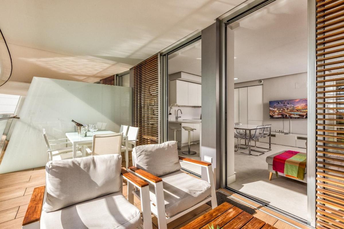 Front Line In The Edge With Sea Views *