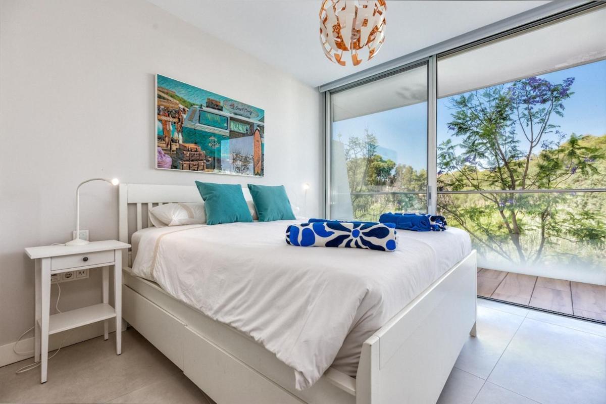 Front Line In The Edge With Sea Views *
