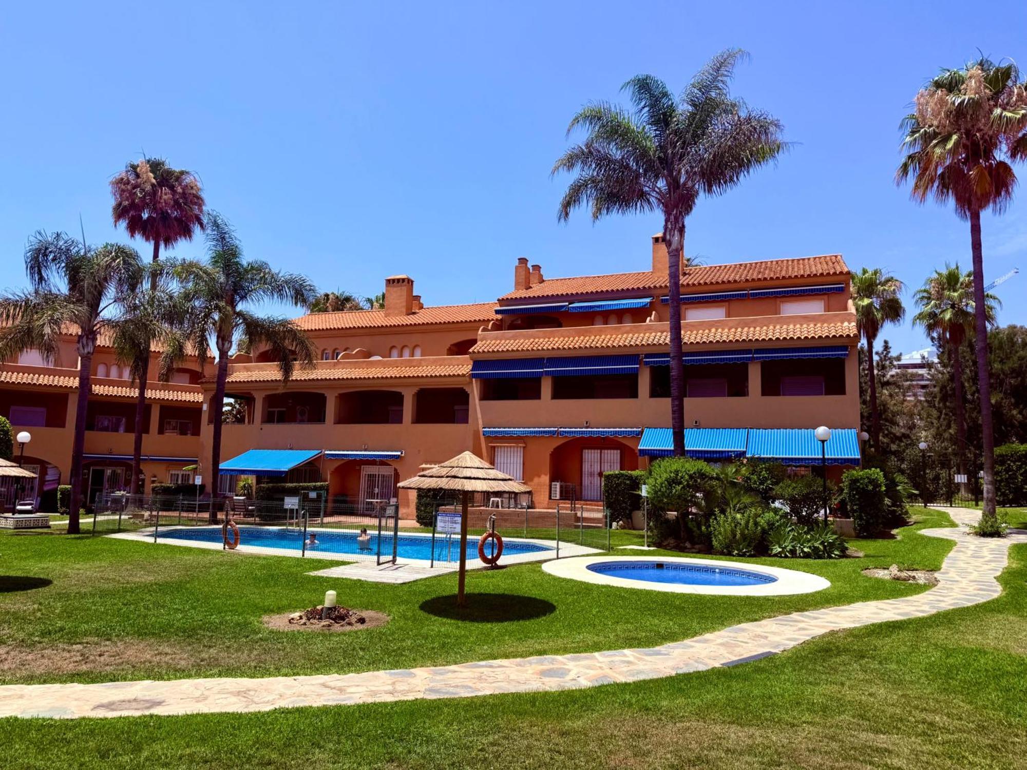 Coastal Apartment-sleeps 5 Pool Garden Acon Freep Appartement