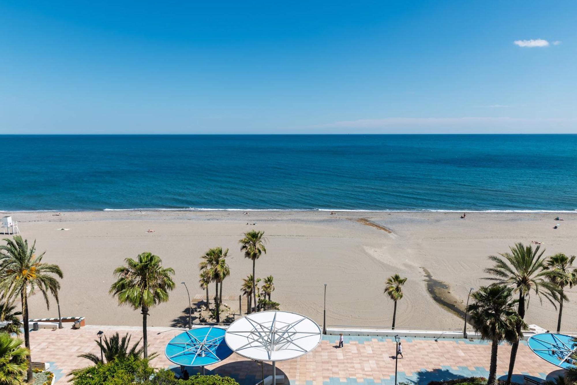 Paseo Maritimo Primera Linea De Playa Estepona