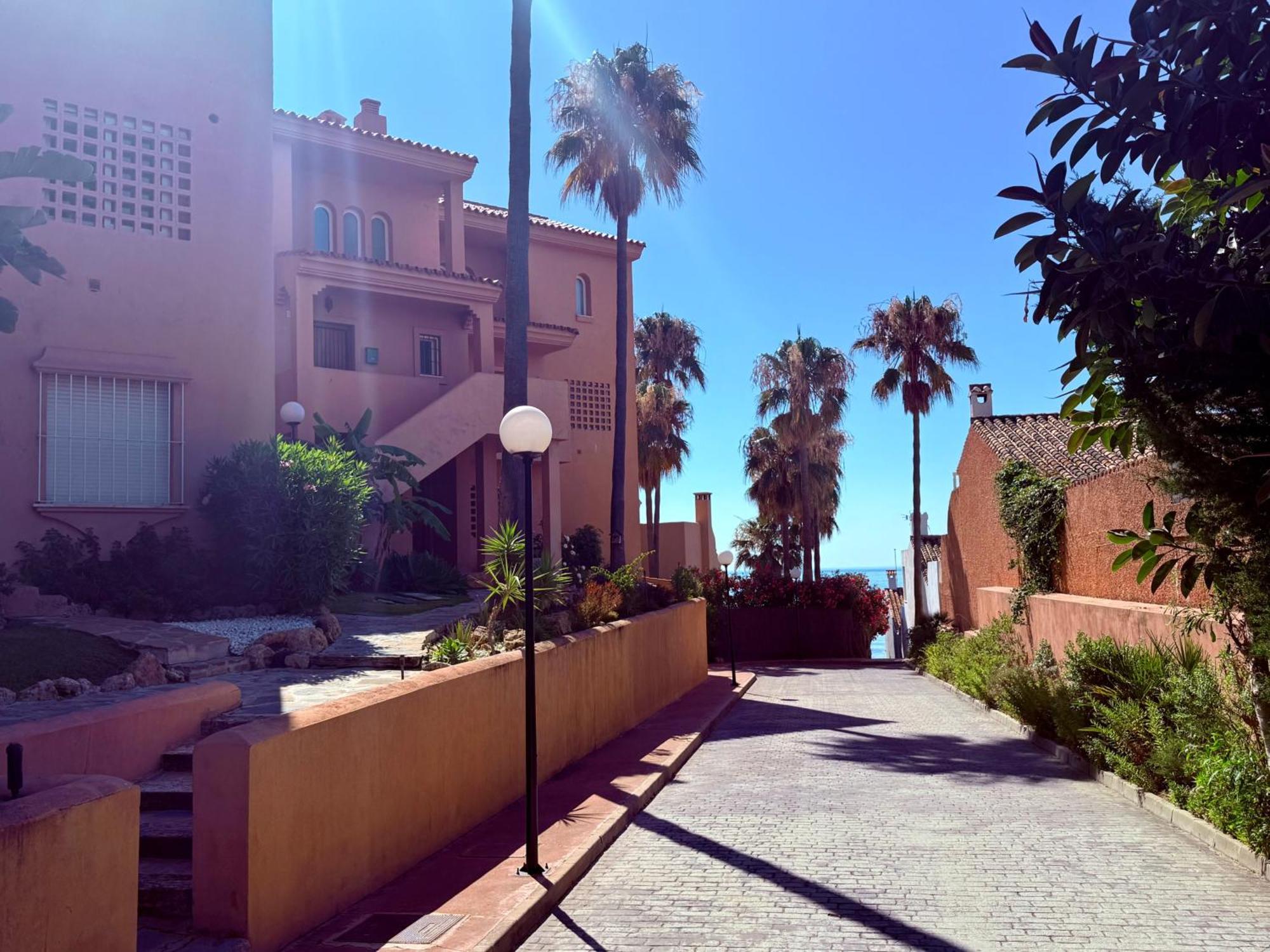 Coastal Apartment-sleeps 5 Pool Garden Acon Freep Appartement Estepona