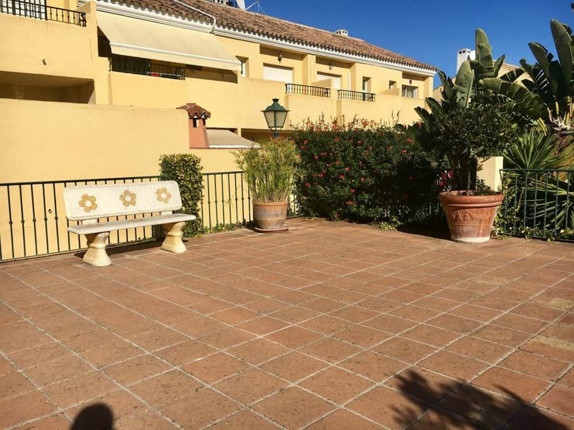 With One Bedroom In Estepona, With Pool Access And Furnished Appartement