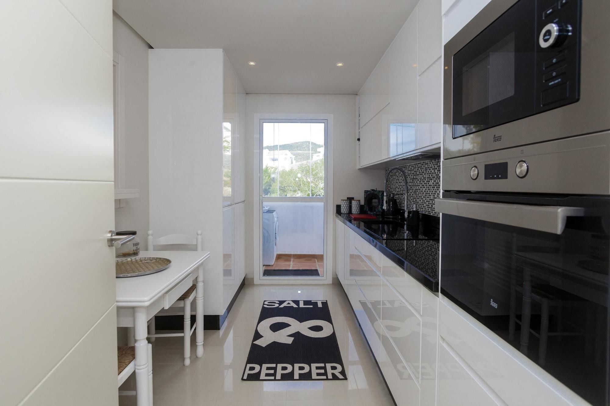 With 3 Bedrooms In Estepona, With Wonderful Mountain View, P