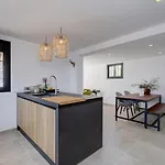 Renovated Townhouse San Roque 85