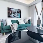 Inf42M- Modern City Apartment, Families Only