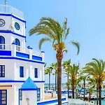 Amplio y moderno apartamento en Estepona con preciosas vistas 360º al mar y la montaña