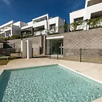 Modern & Brilliant 2 Bedroom Vanian Gardens Rdr283