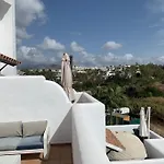 Een Ruim Zonnig Appartement Met Groot Terras In Een Mooi Complex, Op 15\' Te Voet Van Het Strand; Op 10\' Van Estepona En Van Puerto Banus.