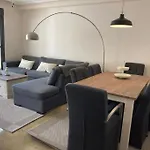 Een Ruim Zonnig Appartement Met Groot Terras In Een Mooi Complex, Op 15\' Te Voet Van Het Strand; Op 10\' Van Estepona En Van Puerto Banus.