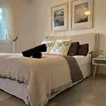 Alquiler Vacacional. Bajo Con Parrilla Y Piscina, Cerca De La Playa Y Puerto Banus