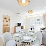 Newly Renovated, Sea View + Walk To Beach Rdr381