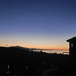 Amplio y moderno apartamento en Estepona con preciosas vistas 360º al mar y la montaña