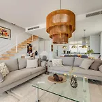 Unique 3-Bdrm Townhouse, Stunning View, Pool & Bbq