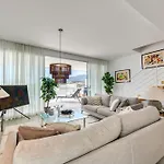 Unique 3-Bdrm Townhouse, Stunning View, Pool & Bbq