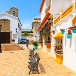 Brand New Chic Apartment - City, Pool & Beach
