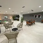 Logement Moderne Avec Jacuzzi, Piscine Chauffee Et Salle De Sport