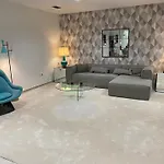 Logement Moderne Avec Jacuzzi, Piscine Chauffee Et Salle De Sport