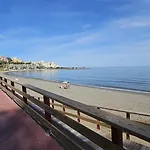 Junto A La Playa Del Cristo Cerca Del Puerto