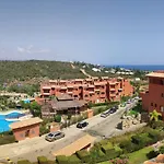 Amplio y moderno apartamento en Estepona con preciosas vistas 360º al mar y la montaña