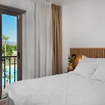 Elegant 3-Bedroom With Incredible Sea Views