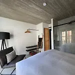 Unique Townhouse With Rooftop Pool
