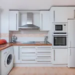 Spacious Apartment With Views, Pools + Spa Rdr346