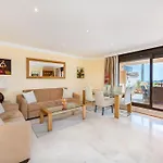 Spacious Apartment With Views, Pools + Spa Rdr346