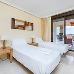 Spacious Apartment With Views, Pools + Spa Rdr346