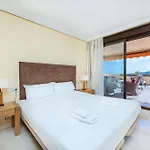 Spacious Apartment With Views, Pools + Spa Rdr346