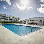 Vivi Homes - Sublime Close To The Beach, Garden, Pool & Hot Tub
