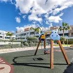 Vivi Homes - Sublime Close To The Beach, Garden, Pool & Hot Tub