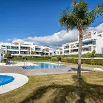 Vivi Homes - Sublime Close To The Beach, Garden, Pool & Hot Tub