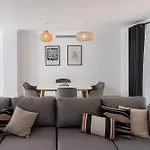 Elegant And Stylish Retreat 592