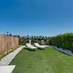 Luxury Apartment With Spacious Private Garden & Seaview