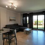 Apartamento De Tres Dormitorios Muy Espacioso Con Jardines Y Piscinas