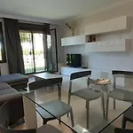 Apartamento De Tres Dormitorios Muy Espacioso Con Jardines Y Piscinas