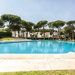 Beachside Cosy Apartment With Pool