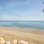 Beachside Cosy Apartment With Pool