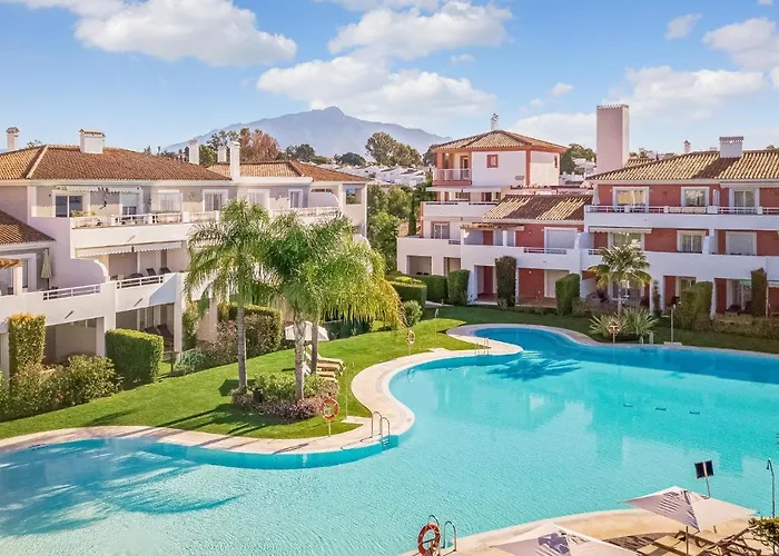 Stunning Apartment In Estepona With Kitchenette
